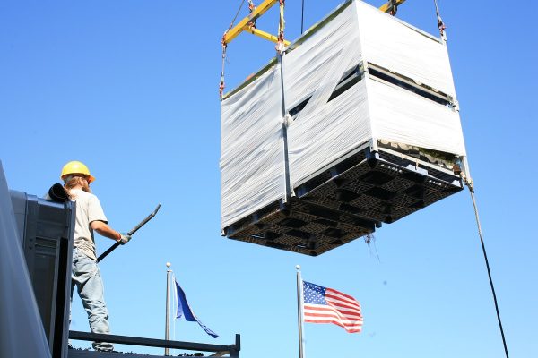 Hortech driver teammate guiding a Hoppit to a rooftop